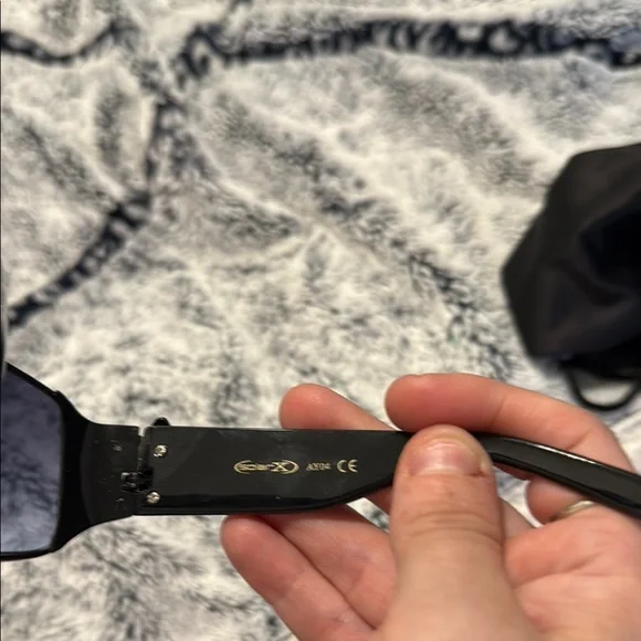 Stylish Black and Sliver Sunglasses Ed Hardy brand skulls on side with 🌹 roses - Picture 7 of 8